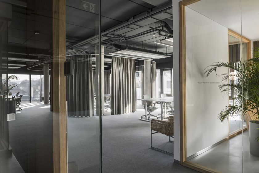 Kaune duris atvėrė „Hostinger“ biuras su dirbtinio intelekto liokajumi ir vitamino D lempomis