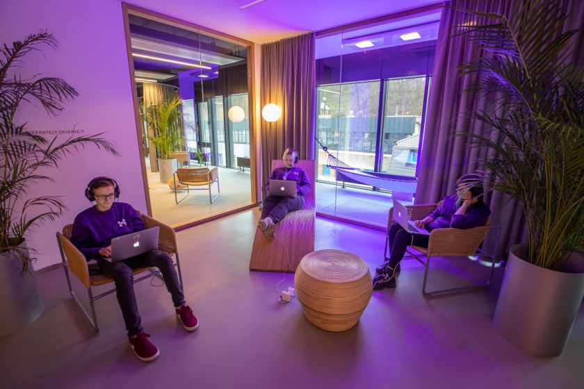 Kaune duris atvėrė „Hostinger“ biuras su dirbtinio intelekto liokajumi ir vitamino D lempomis