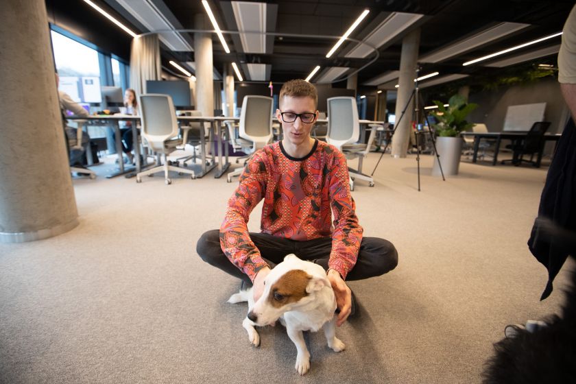 Kaune duris atvėrė „Hostinger“ biuras su dirbtinio intelekto liokajumi ir vitamino D lempomis