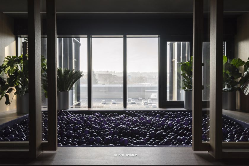 Kaune duris atvėrė „Hostinger“ biuras su dirbtinio intelekto liokajumi ir vitamino D lempomis