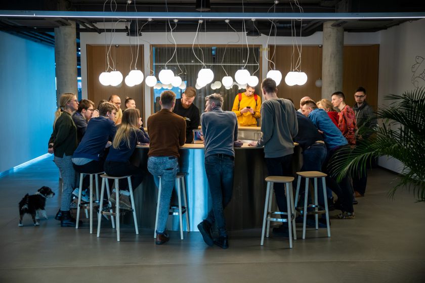 Kaune duris atvėrė „Hostinger“ biuras su dirbtinio intelekto liokajumi ir vitamino D lempomis