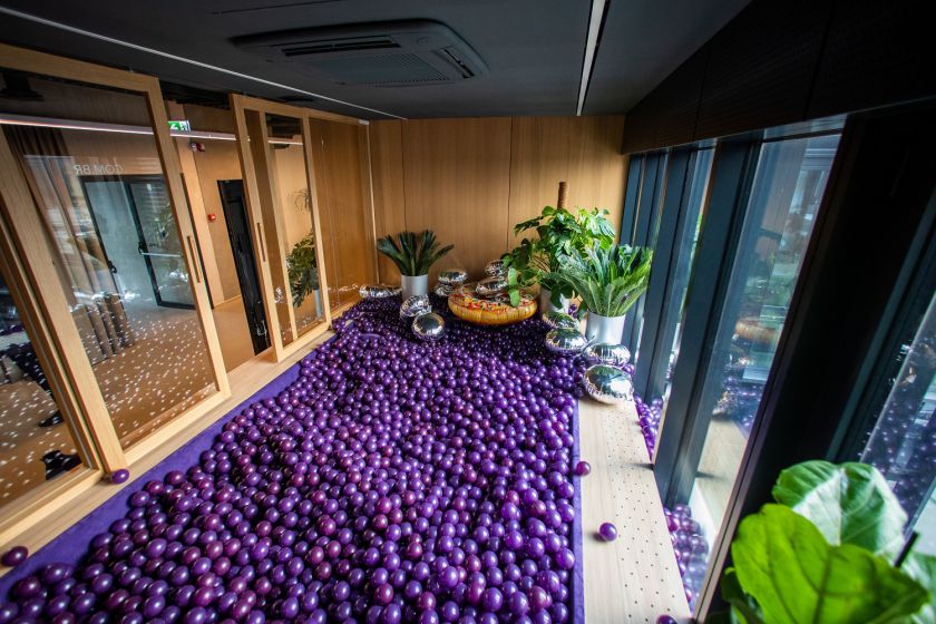 Kaune duris atvėrė „Hostinger“ biuras su dirbtinio intelekto liokajumi ir vitamino D lempomis