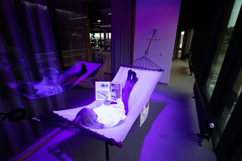 Kaune duris atvėrė „Hostinger“ biuras su dirbtinio intelekto liokajumi ir vitamino D lempomis