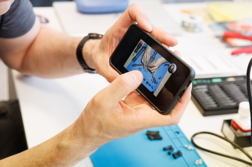 
„Telia“ ugdo Lietuvos gynybai svarbius įgūdžius – apmokys kelis šimtus darbuotojų surinkti dronus                