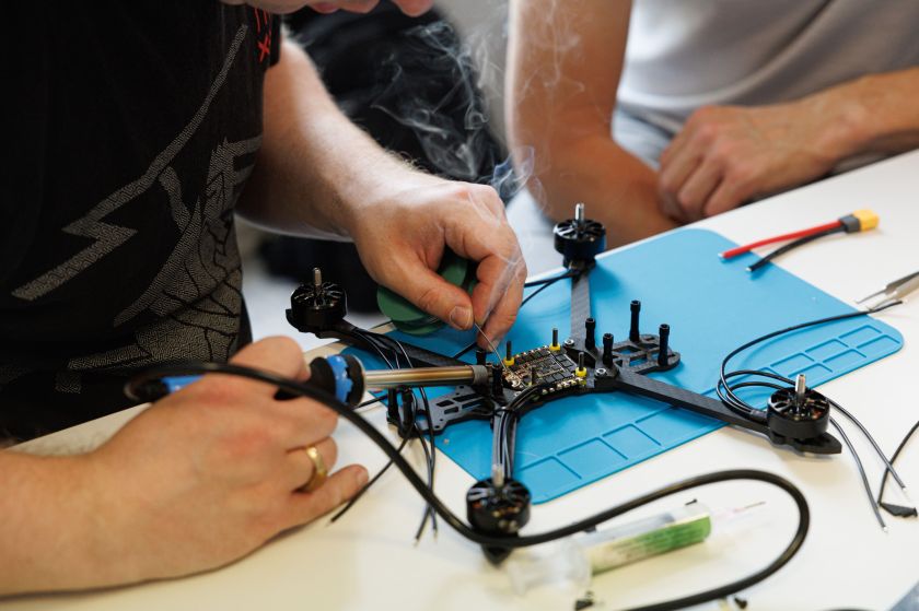 
„Telia“ ugdo Lietuvos gynybai svarbius įgūdžius – apmokys kelis šimtus darbuotojų surinkti dronus                