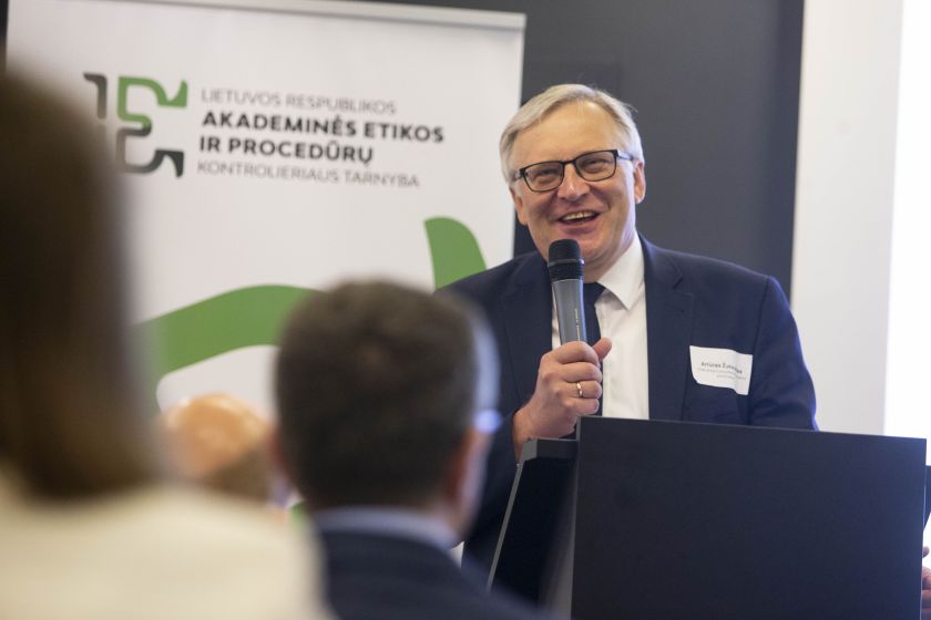 
Akademinės etikos ir procedūrų kontrolieriaus tarnyba: etiškas dirbtinio intelekto naudojimas mokslo ir studijų procese – iššūkis, kuriam pasiruošti neturime daug laiko                